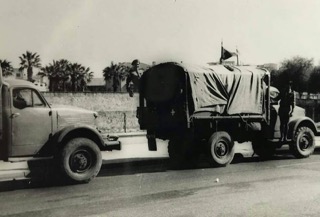 Ֆանակուստա տանող զինուորական կառքերը