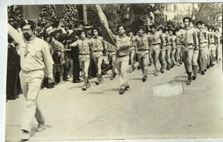 Կիպրոսի Անկախութեան Տօնի առիթով Նիկոսիոյ մէջ Մելգոնեանցիները տողանցքի պահուն, պատուոյ թրիւպլինին առջեւ