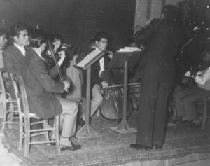 ՄԿՀ-ի նուագախումբը խմբավար Պրն. Վ. Պէտէլեանի ձողիկին տակ, 1958