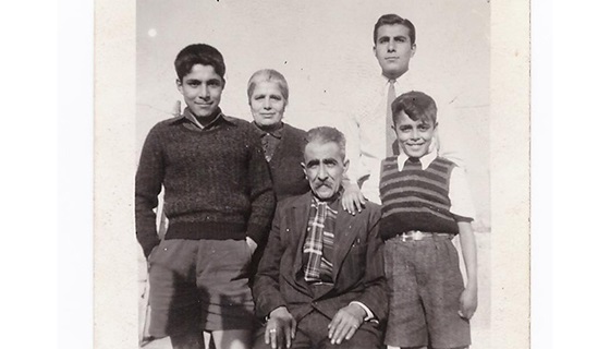  Ձախէն աջ՝ Վարուժան Քասունի, Աննա-Լուսի Քասունի, Հմայեակ Քասունի, Լեւոն Քասունի եւ Երուանդ Քասունի Վրէժի մայրը եւս 