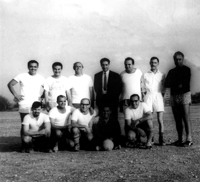 12 Նոյեմբեր, 1966 ՄԿՀ ուսուցիչներու ֆութպոլի խումբը Նստած, ձախէն աջ՝ Տէյվիտ Քրուք, Ապտալլա Էլլէրիան, Սարգիս Համպոյեան, Խրիստակիս Էֆթիմիու եւ Միհրան Ճիզմէճեան Ոտքի, ձախէն աջ՝ Մարգար Սարաֆեան, Վարդան Թաշճեան, Տէրէք Թէյլըր, տնօրէն Ասատուր Պետեան, Նազարէթ Պօյաճեան, Թովմըս Սթրէչ եւ Տիգրան Միսիրեան
