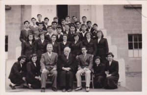 ՀԲԸՄ Մելգոնեան Հաստատութեան շրջանաւարտները Չօպանեանի հետ - 1953