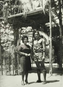 Արենուշապետ Տիկ. Հերմինէ Պէքարեան եւ Արիապետ Վարդգէս Գուրուեան բանակավայրի մուտքին